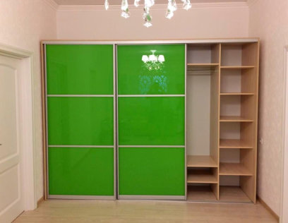 Пример шкафа, изготовленного на заказ - ярко-зеленый шкаф-купе