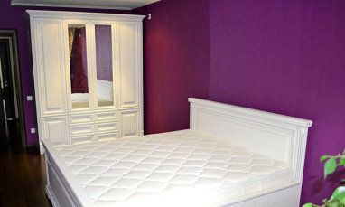 Шкаф и кровать для спальни - белый, двери из крашеного МДФ с фрезеровкой