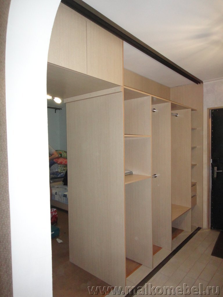 Двухсторонний шкаф перегородка для разделения комнаты фото