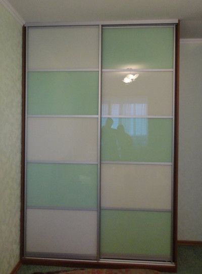 Шкафы со стеклом с пленкой