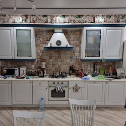 Белая кухня с синим карнизом
