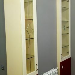 Шкафы витрины с витражами для кухни 