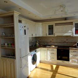 Белая кухня под массив