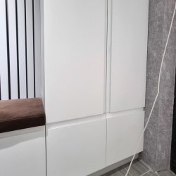 Белый распашной шкаф, МДФ с фрезеровкой