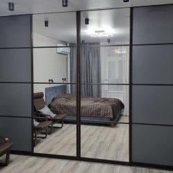 Шкаф купе с зеркальными и серыми дверями для спальни