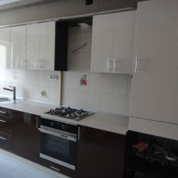Черно-белая кухня с глянцевым фасадом