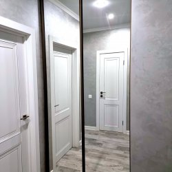 Зеркальные двери-купе для гардеробной