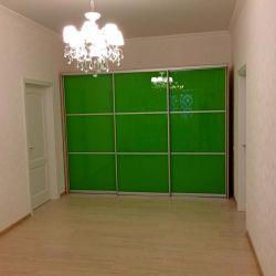 Шкаф с цветным стеклом Зеленое Яблоко, вид комнаты