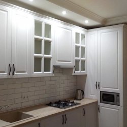Элегантная белая кухня в Классическом стиле с фасадами МДФ-пленка