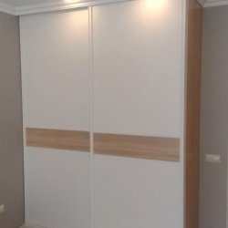 Встроенный шкаф: сочетание белого цвета с древесным декором