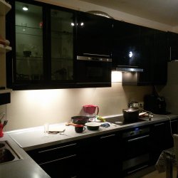 Черная кухня с подсветкой