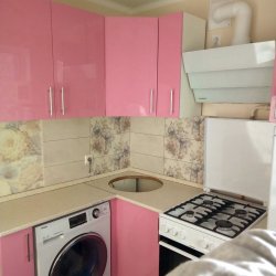 Розовый угловой гарнитур для маленькой кухни