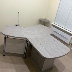 Офисный стол нестандартной формы