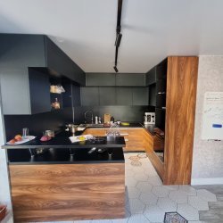 П-образная кухня МДФ краска (черная) + шпон