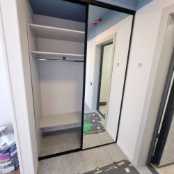 Плательный шкаф с раздвижными дверями