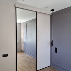 Зеркальная раздвижная дверь для гардеробной
