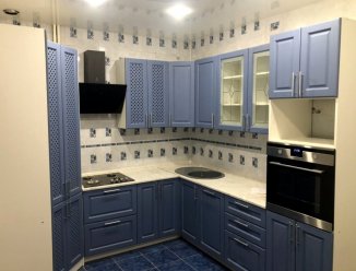 Угловая синяя кухня в классическом стиле