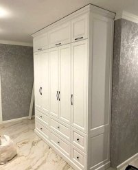 Белый распашной шкаф в классическом стиле