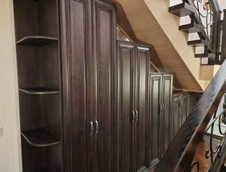 Встроенный шкаф под лестницей 