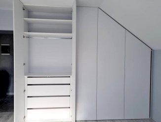 Белый встроенный распашной шкаф на мансарде