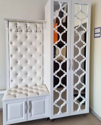 Оригинальный шкаф для прихожей с ажурными зеркальными дверями