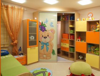 Угловая мини-гардеробная в детской комнате