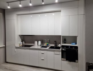 Белая кухня и шкаф из крашеного МДФ