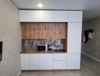 Белая кухня для квартиры студии