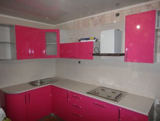 Розовая угловая кухня