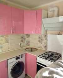 Розовый угловой гарнитур для маленькой кухни