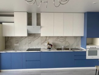 Кухня "под потолок" бело-голубая в современном стиле